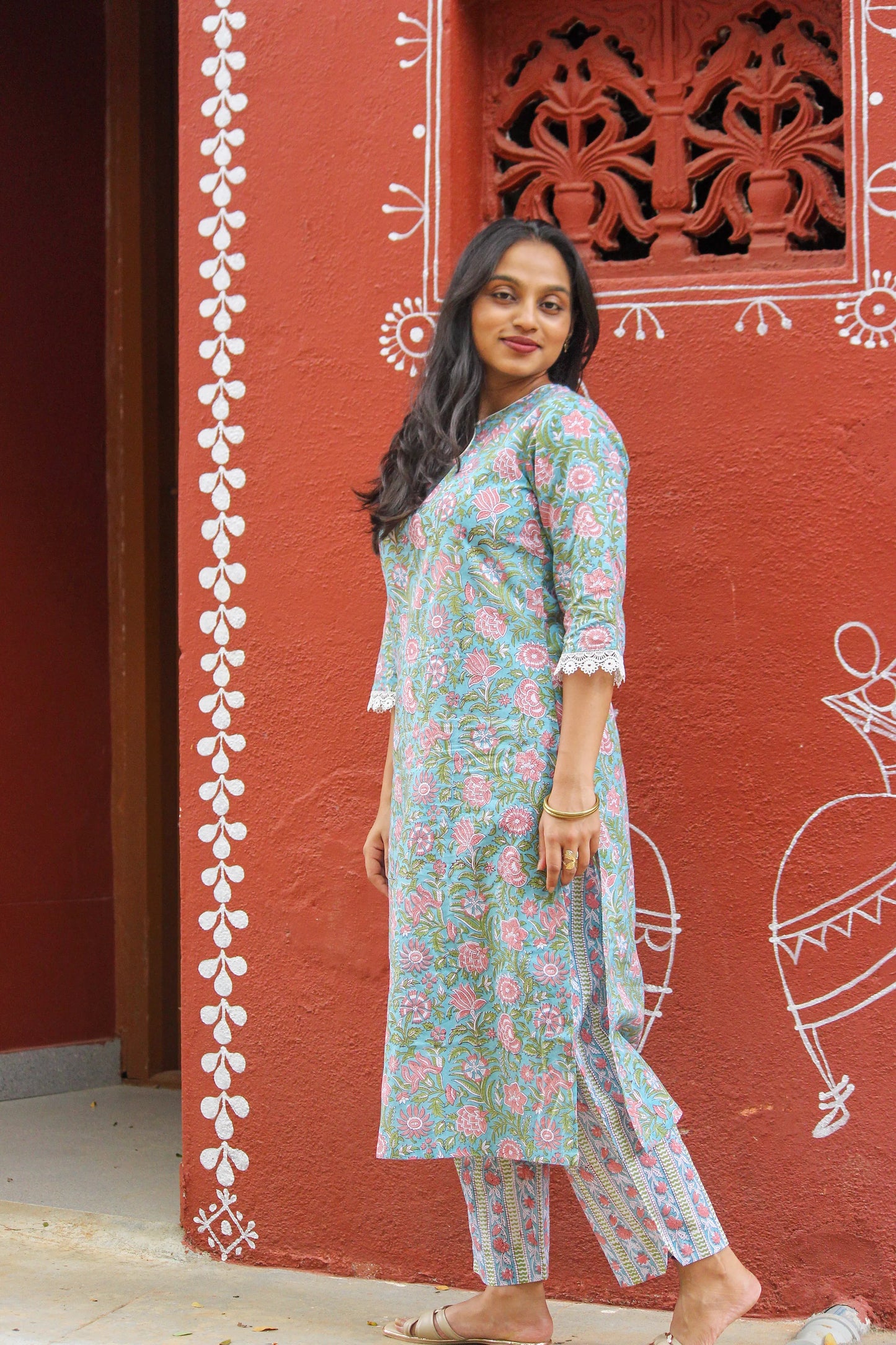 Women’s Lilly cotton co-ord set with floral handblock print and V-neck kurta.